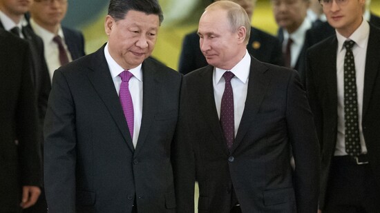 ARCHIV - Kremlchef Wladimir Putin und Chinas Präsident Xi Jinping während eines Treffens in Moskau im Juni 2019. Foto: Alexander Zemlianichenko/AP POOL/dpa