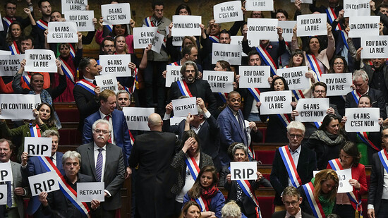 Abgeordnete reagieren in der Nationalversammlung in Paris. Foto: Lewis Joly/AP/dpa