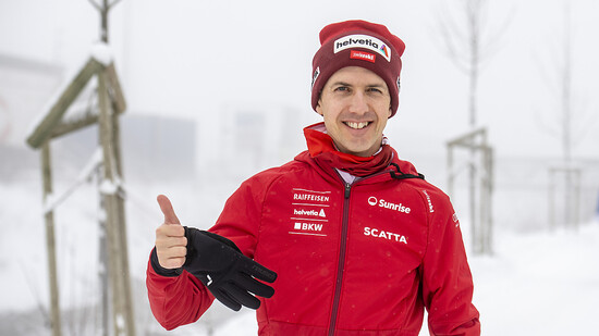Daumen hoch: Simon Ammann gehört auch nächste Saison dem A-Kader von Swiss-Ski an