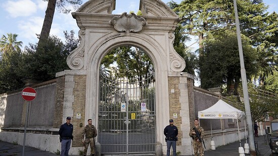 ARCHIV - Polizisten und Soldaten bewachen ein Tor des Vatikans. Foto: Andrew Medichini/AP/dpa/Archiv