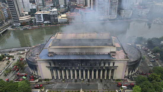 Rauchschwaden steigen aus dem Hauptpostamt von Manila auf. Ein Brand hat Zerstörung am Gebäude hinterlassen. Foto: Aaron Favila/AP/dpa