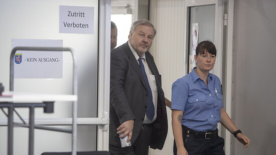 Der Cum-Ex-Architekt Hanno Berger zieht nach seiner Verurteilung zu mehr als acht Jahren Haft vor den Bundesgerichtshof. Man habe nach dem Urteil des Landgerichts Wiesbaden noch am selben Tag Revision eingelegt. (Archivbild)