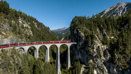 Weltberühmt: Gerade die Fahrt des Bernina Express über das Landwasserviadukt gehört zu den Höhepunkten der Verbindung.