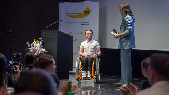 Behindertensportler des Jahres: Emiglio Pargätzi wird von Moderatorin Oceana Galmarini ausgezeichnet.
