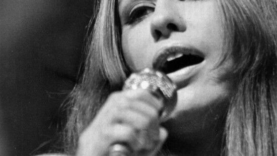 ARCHIV - Astrud Gilberto, brasilianische Bossa-Nova-Sängerin, tritt auf der Internationalen Musikmesse MIDEM 70 auf. Die brasilianische Bossa-Nova-Sängerin Astrud Gilberto ist tot. Sie sei im Alter von 83 Jahren in ihrem Haus in Philadelphia gestorben…
