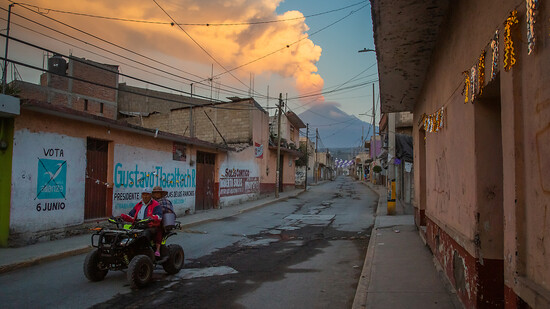 dpatopbilder - ARCHIV - Einwohner fahren auf einem Quad, während der Vulkan Popocatépetl im Hintergrund Asche, Dampf und Gas ausstößt. Der Vulkan ist einer der aktivsten Vulkane Mexikos. Foto: Celacanto/