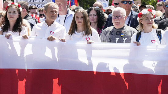 ARCHIV - Oppositionspolitiker Donald Tusk (2.v.l) nimmt an der Seite von Polens Ex-Präsident Lech Walesa (2.v.r) und anderen Demonstranten an einem Protest gegen die Politik der PiS-Regierung teil. Foto: Czarek Sokolowski/AP/dpa