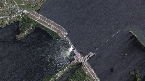 HANDOUT - Dieses von Maxar Technologies über AP zur Verfügung gestellte Satellitenbild zeigt den zerstörten Kachowka-Staudamm. Foto: Uncredited/Maxar Technologies/AP/dpa - ACHTUNG: Nur zur redaktionellen Verwendung im Zusammenhang mit der aktuellen…