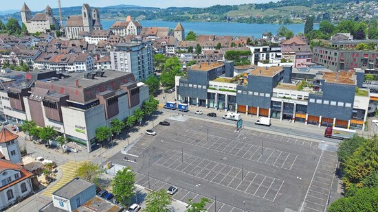 Parkplätze statt Wohnungen; Das Bauprojekt Bloom in Rapperswil ist durch Einsprachen blockiert – und wird zwischenzeitlich als Parkplatz genutzt.