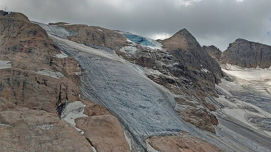 Drama in den Dolomiten: Auf der Marmolata in der norditalienischen Region Trentino ist am Sonntag eine grosse Eisplatte abgebrochen und hat sechs Menschen in den Tod gerissen. 
