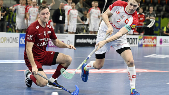 Enges Duell: Nicola Bischofberger von der Schweizer Unihockey-Nationalmannschaft setzt sich gegen Lettland im WM-Viertelfinal durch.
