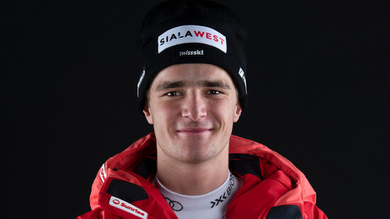 Ambitioniert: Gino Stucki posiert in der neuen Skikleidung von Swiss-Ski.