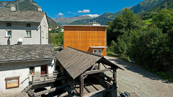 Neues Gebäude sticht hervor: Der neue Kulturspeicher Valposchiavo, im Vordergrund die Gebäude des Mulino Aino.