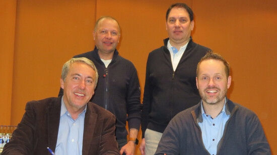 Nun ist es offiziell: Andy Kollegger (vorne links), Peter Marugg (hinten links), Ivan Vinzens (hinten rechts) und René Sprecher (vorne rechts) haben den Vertrag für das kantonale Musikfest 2024 unterzeichnet.