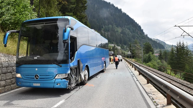 Der involvierte Bus ist stark beschädigt.