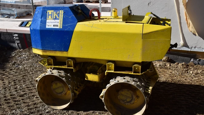 Die Grabenwalze klemmte den 36-Jährigen Chauffeur ein.