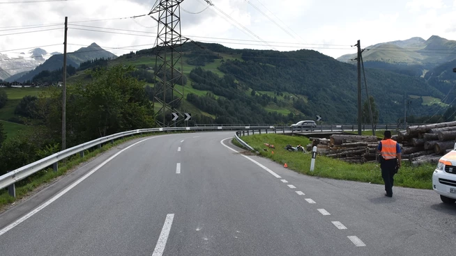 Der 77-jährige Motorradfahrer verletzte sich schwer.
