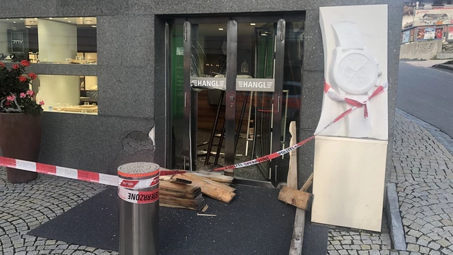 Unbekannte Täter überfielen dieses Schmuckgeschäft in Samnaun.