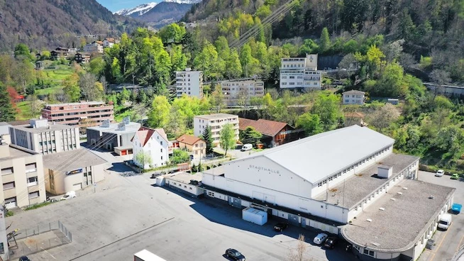 Wird bald anders aussehen: Der Churer Brambrüeschbahn-Parkplatz will die Stadt nach dem Abbruch der Stadthalle neu nutzen. 