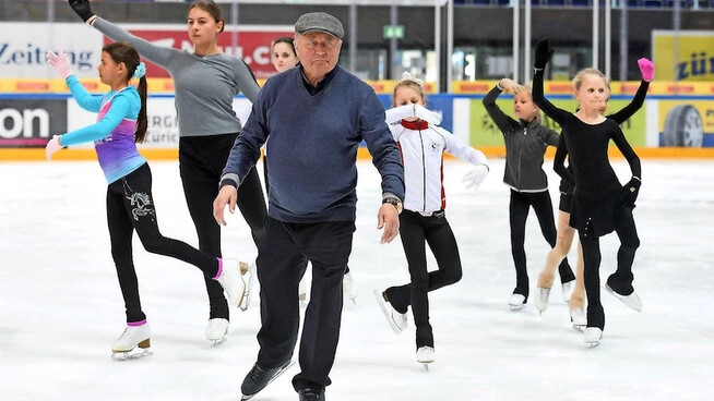 Von Altersmüdigkeit keine Spur: Mit 80 Jahren gleitet Alexei Mischin in Rapperswil-Jona elegant übers Eis. 