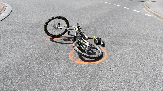 Beim Unfall zog sich der Velofahrer eine Verletzung am linken Arm zu. 