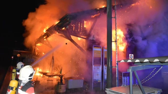 Nach vier Stunden konnten die ausgerückten Feuerwehrleute den Brand löschen.