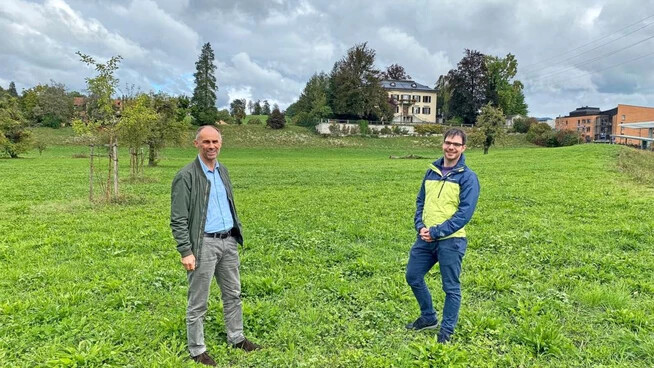 Aus der Grünfelswiese soll ein einladender Grünfelspark werden: Bauchef Christian Leutenegger und Markus Naef, Projektleiter Stadtplanung. 