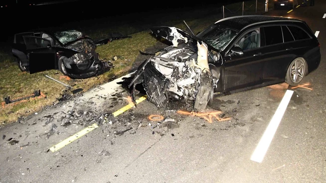 Durch die heftige Frontalkollision verletzten sich drei Personen auf der Emserstrasse. Die Autos wurden total beschädigt.