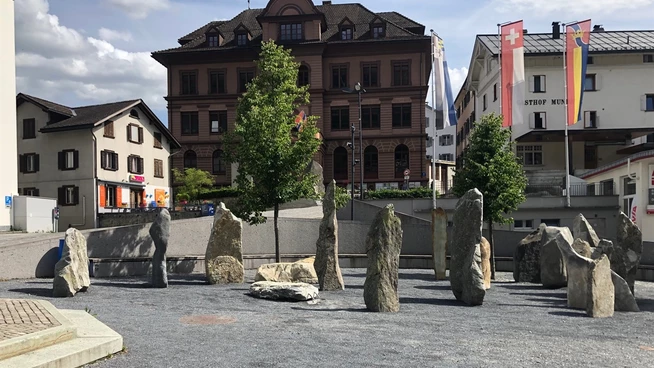 Mit viel Kraft: Um zwei Steine der Ausstellung umzukippen, war grosser Einsatz nötig.