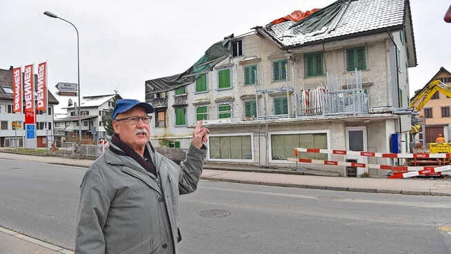 Der Eschenbacher Schandfleck: So nennt ihn Mitinhaber Hans-Jörg Helbling – und so wird das Haus wohl noch über Jahre bestehen. Denn seit dem Brand des Gebäudes mitten im Dorfzentrum hat den Rentner das Pech nicht verlassen.