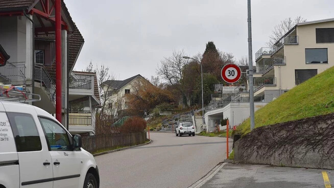 Tempo 30: Auf der Bürgstrasse in Neuhaus sorgt eine Geschwindigkeits-begrenzung für Aufsehen im Kanton.