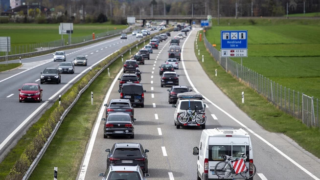 Geduld: Vor Ostern staute der Verkehr südwärts - am Ostermonat stehen zahlreiche Fahrzeuge Richtung Norden im Stau.