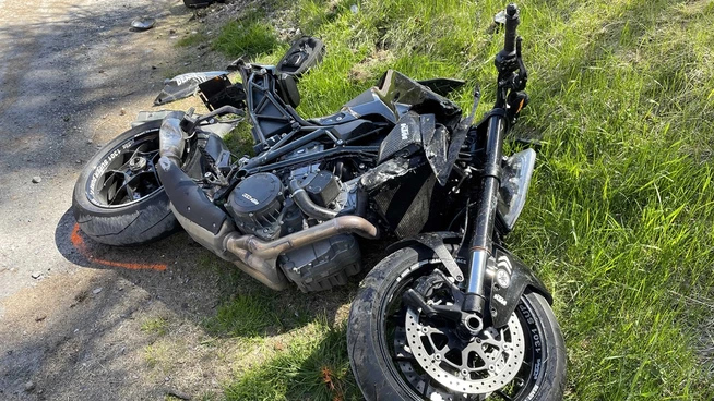 Beschädigt: Der Töfffahrer stürzte nach der Kollision und der Töff musste abtransportiert werden.