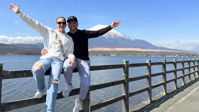 Ferien in Japan: Ladina Jenny und Dario Caviezel posieren im Frühling vor dem berühmten Mount Fuji.