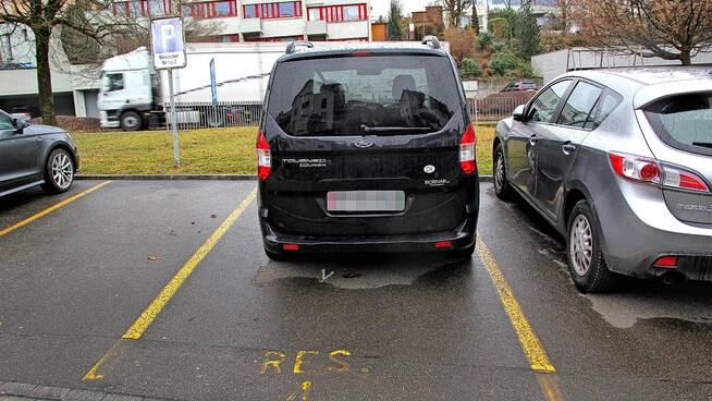 Tatort: Weil ein Auto etwas schief steht, kommt es an diesem Parkplatz in Jona zu einem folgenreichen Streit. 