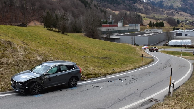 In der Kurve: Zwei Autos kollidierten am Montag auf der Fiderisstrasse. 