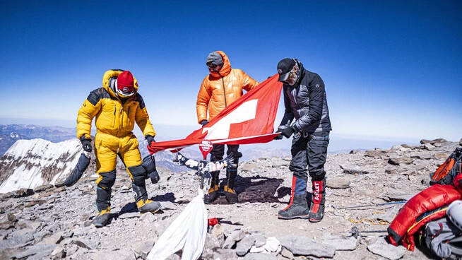 Auf fast 7000 Metern enthüllen drei Schweizer Bergsteiger in den argentinischen Anden die Flagge ihres Landes. Vor bald 130 Jahren war Landsmann Matthias Zurbriggen bereits dort.