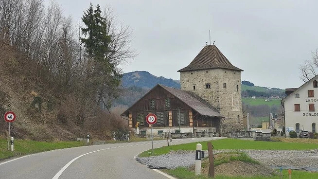 Verschiedene Tempi: Auf der Schwyzer Seite gilt noch Tempo 40 – nach der Grynaubrücke in Uznach, wo die Kantonsstrasse unübersichtlich ist und sie viele queren wollen, gelten aber 60 Kilometer pro Stunde. 