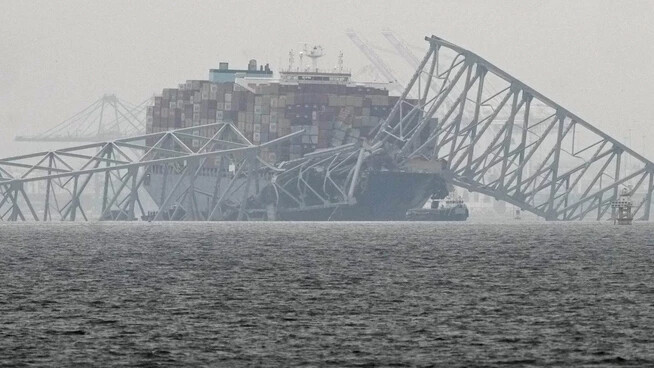 Das Containerschiff «Dali» vor den Trümmern der Francis Scott Key Bridge. Foto: Matt Rourke/AP/dpa
