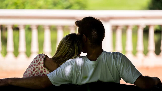 Bei Paaren, die glauben, füreinander bestimmt zu sein, nimmt die Zufriedenheit in der Beziehung einer neuen Studie zufolge schneller ab als bei anderen. (Archivbild)