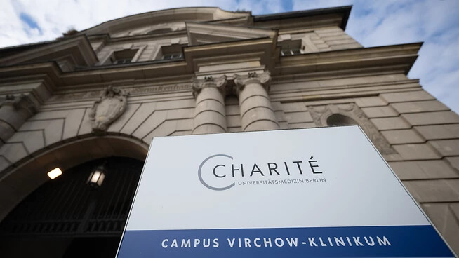 ARCHIV - Blick auf den Eingang des Charité Campus Virchow-Klinikum. Foto: Sebastian Gollnow/dpa
