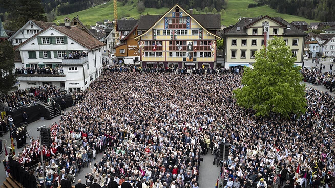 Die Stimmberechtigen an der Landsgemeinde in Appenzell genehmigten die totalrevidierte Kantonsverfassung.