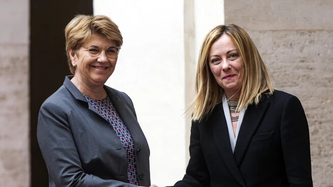 Bei den Verhandlungen über ein neues Abkommen mit der EU kann die Schweiz laut Bundespräsidentin Viola Amherd (links) auf die Unterstützung Italiens zählen. "Mir wurde Unterstützung zugesagt", sagte sie im Nachgang zum Treffen mit Italiens…