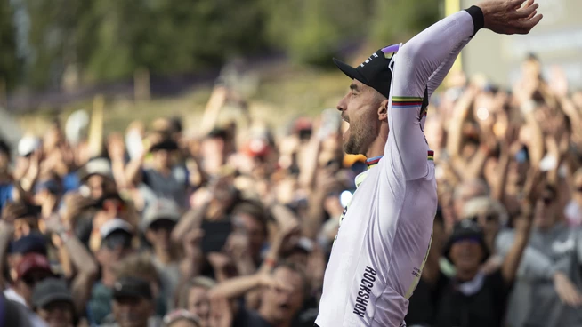 Welle mit der Menge: Nino Schurter geniesst die Momente nach seinem letzten Weltcuprennen.