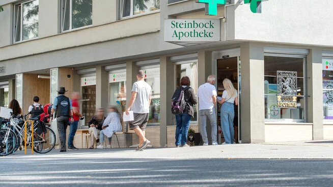 Während den letzten Wochen waren vor vielen Apotheken, hier die Churer Steinbock-Apotheke, wartende Personen zu beobachten. 