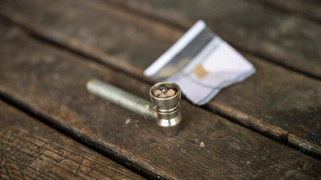 Offener Drogenkonsum im Stadtgarten in Chur: Das braune Heroin wird durch eine Pfeife geraucht.