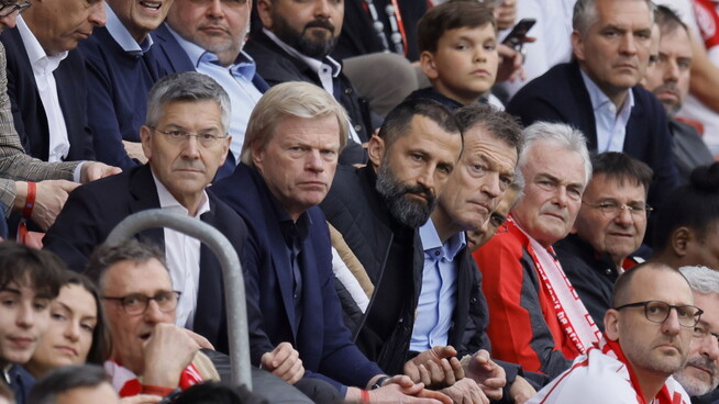 Oliver Kahn (2. von links) und Hasan Salihamidzic (3. von links) müssen ihren Posten bei Bayern München räumen
