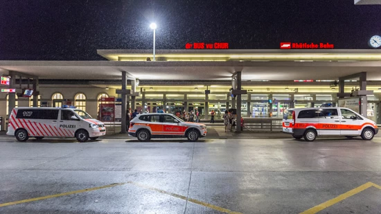 Reportage, Einsatz Nachtdienst mit Stadtpolizei Chur. Polizei Einsatz nach Schlägerei am Bahnhof. Fotografiert am 8. Juli 2016
Bild Yanik Bürkli Polizei Stapo Stadtpolizei