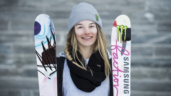 Freeskierin Giulia Tanno posiert in Laax.