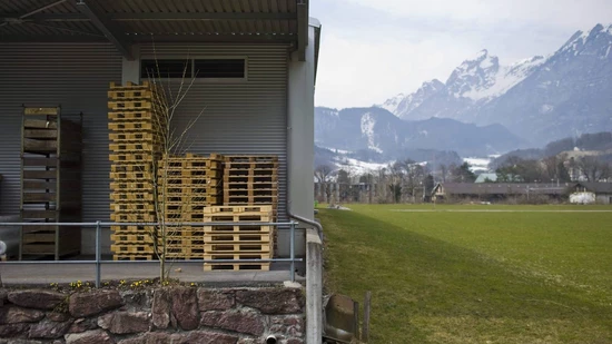 Gestapelte Paletten vor einem Industriebetrieb in Glarus.